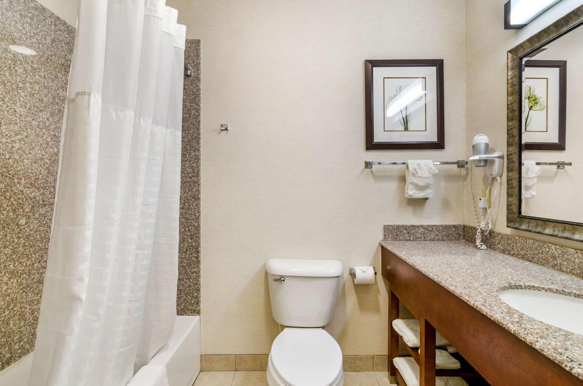 Comfort Inn & Suites Near Bethel College Newton Екстер'єр фото