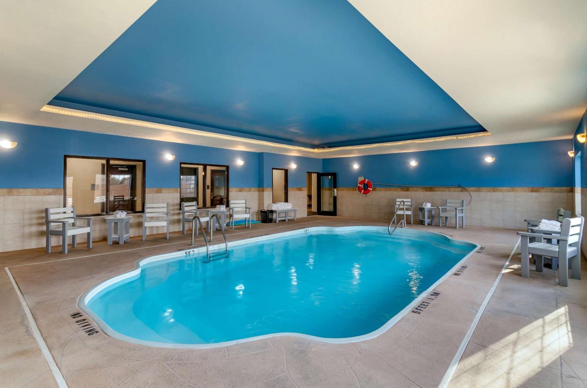 Comfort Inn & Suites Near Bethel College Newton Екстер'єр фото