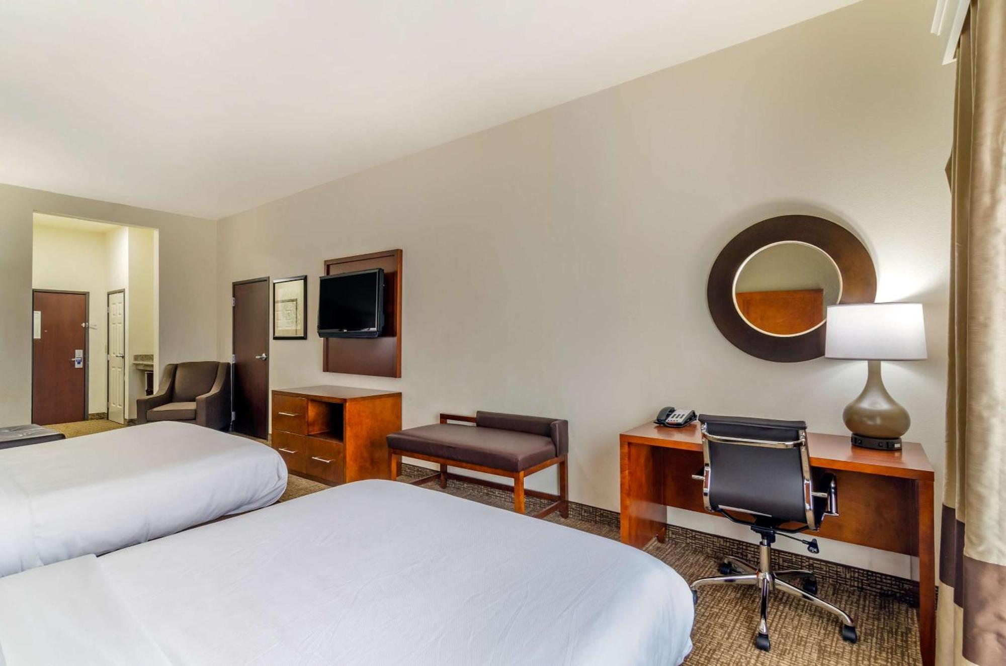 Comfort Inn & Suites Near Bethel College Newton Екстер'єр фото