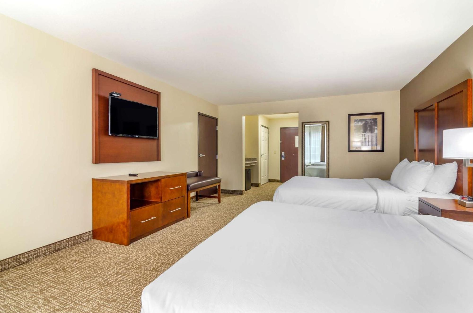 Comfort Inn & Suites Near Bethel College Newton Екстер'єр фото