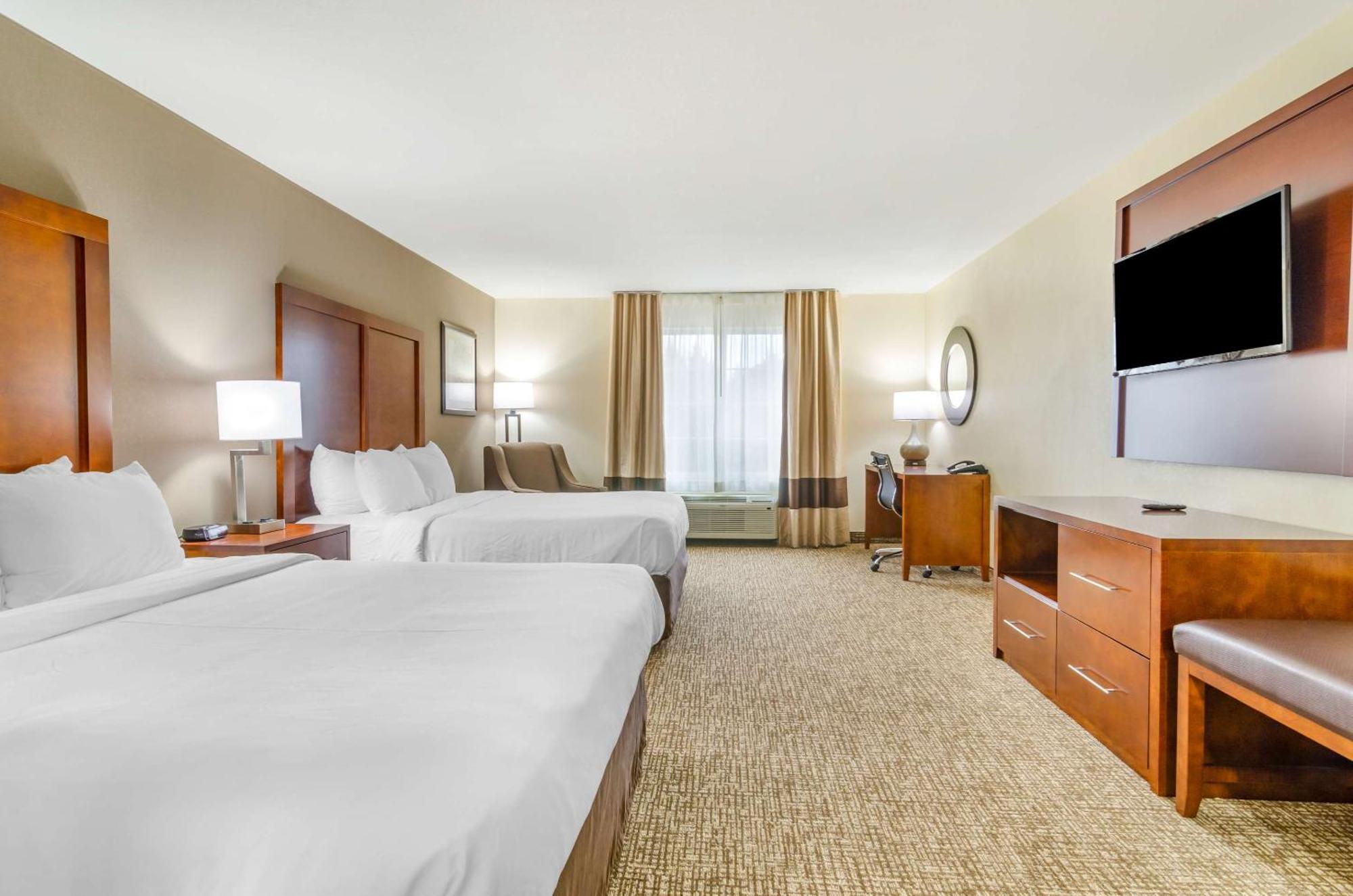 Comfort Inn & Suites Near Bethel College Newton Екстер'єр фото
