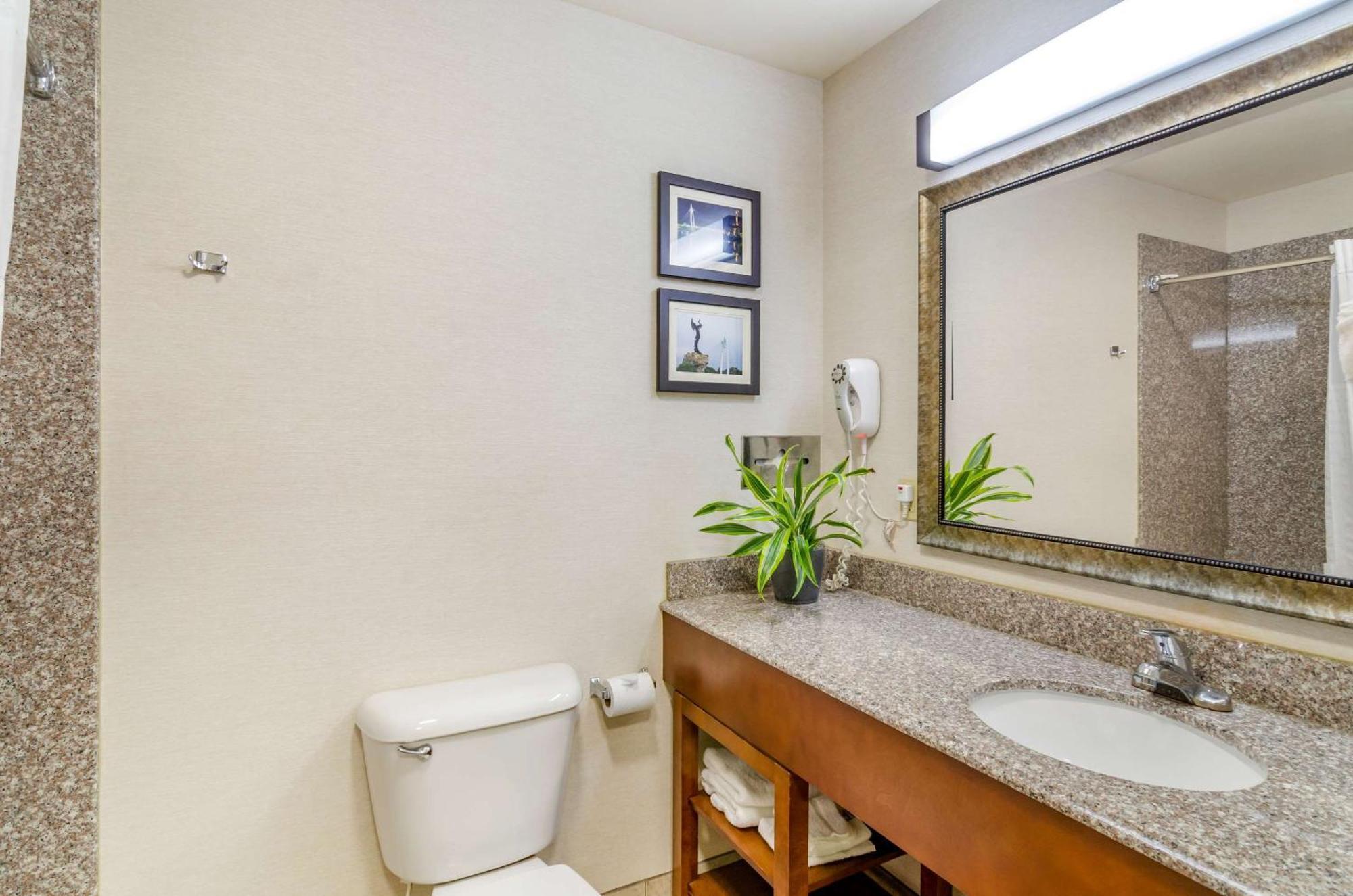 Comfort Inn & Suites Near Bethel College Newton Екстер'єр фото